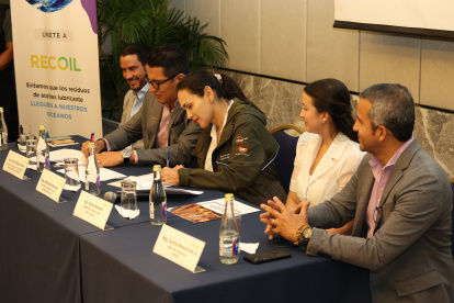 Guayaquil. Momento en que las autoridades firmaron el acuerdo, estuvo presenta la ministra Ambiente, Inés Manzano.