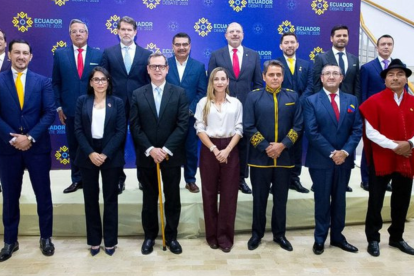 La foto de los 16 candidatos en el debate presidencial 2025.