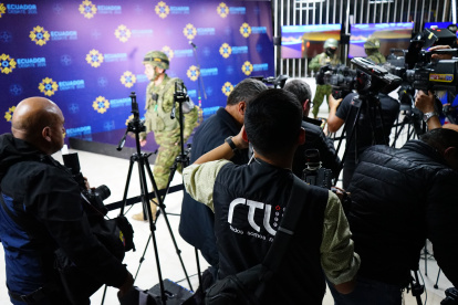 Los candidatos que participaron en el primer grupo del debate, se pronunciaron al salir.
