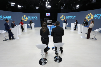 El CNE organizó el debate presidencial en primera vuelta.