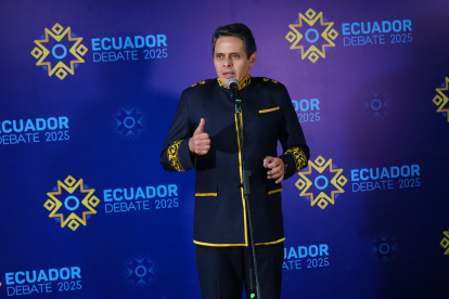 La vestimenta de Araus mostró una clara influencia de los uniformes militares y ceremoniales históricos, típicos de altos mandos.