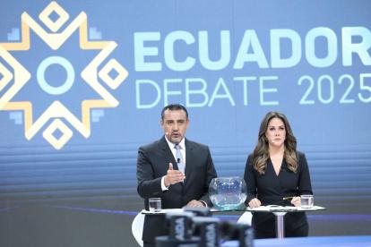 Fabricio Vela y Denisse Molina fueron los moderadores del debate.