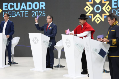 Cuatro de los 16 candidatos presidenciales que participaron en el debate.