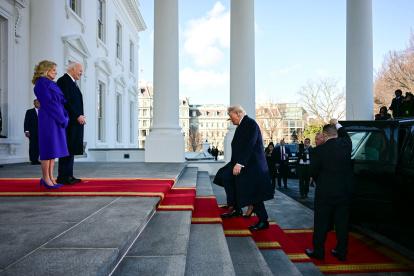 El presidente Joe Biden y la primera dama Jill Biden saludan al presidente electo Donald Trump cuando llega a la Casa Blanca en Washington, DC, el 20 de enero de 2025
