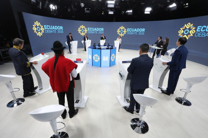 El debate presidencial 2025 fue transmitido en cadena nacional desde las 19:00; en él participaron los 16 candidatos a la Presidencia de Ecuador.