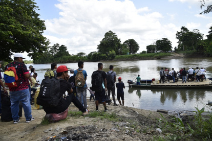 Desplazados por los enfrentamientos entre grupos armados esperan cruzar el río Tarra, que divide a Colombia y Venezuela, en Tibú, departamento de Norte de Santander.