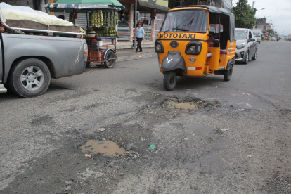 Vías. Antes de llegar al redondel en la calle Ketty Romo Leroux se ven varios baches. Los conductores que a diario pasan por ahí se quejan por las afectaciones que le provoca a sus vehículos.