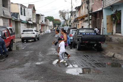 Afectaciones. Tres peatonales fueron procesadas por el Municipio de Guayaquil, pero nunca terminaron de ser reparadas. Hay dificultad entre los peatones que caminan por esas calles.