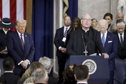 El cardenal Timothy Dolan, arzobispo de Nueva York, pronuncia la invocación durante la ceremonia de inauguración antes de que Donald Trump (izq.) preste juramento.