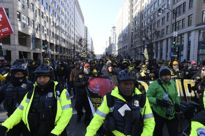 Miembros de los Proud Boys marchan en apoyo del presidente electo de Estados Unidos, Donald Trump, en las calles de Washington, DC, el 20 de enero de 2025.