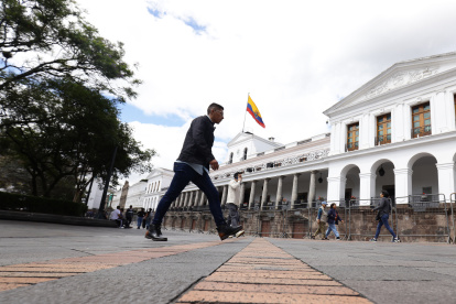 Ante la falta de recursos, el Gobierno optó por el endeudamiento interno.