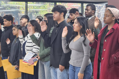 Las personas pueden aplicar al proceso para obtener la ciudadanía de Estados Unidos, pese a no haber nacido en ese país, pero tras cumplir ciertas condiciones.