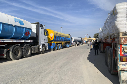 Cientos de camiones de la agencia de la ONU para los refugiados palestinos (UNRWA), la mitad de ellos con alimento y harina, están listos para ingresar en la Franja de Gaza tras la entrada en vigor del alto el fuego y meses de escasez de alimentos.