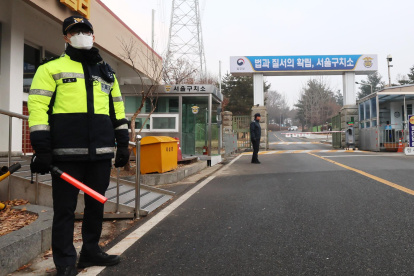 Agentes de policía hacen guardia frente al Centro de Detención de Seúl en Uiwang, a 25 kilómetros al sur de Seúl, donde se encuentra encarcelado el presidente arrestado, Yoon Suk Yeol.