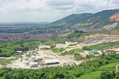 Una de las canteras clausuradas en la vía a la costa por funcionarios del Municipio de Guayaquil, este lunes 20 de enero.