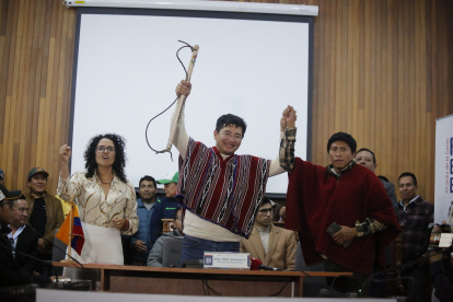 El alcalde de Riobamba, John Vinueza (c).