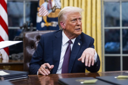 El presidente de Estados Unidos, Donald Trump, firma numerosas órdenes ejecutivas, en su primer día en la Oficina Oval, en la Casa Blanca, este lunes 20 de enero.
