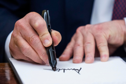 El presidente de Estados Unidos, Donald Trump, firma numerosas órdenes ejecutivas el primer día de su mandato en la Oficina Oval de la Casa Blanca en Washington, el 20 de enero de 2025.