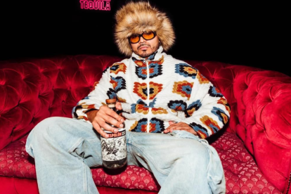 Álvaro Díaz mezcla géneros como el reguetón, hip-hop y trap con influencias del indie y  pop.