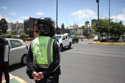 Referencial.La AMT sancionó a un conductor que irrespetó la luz roja del semáforo y realizar maniobras peligrosas.