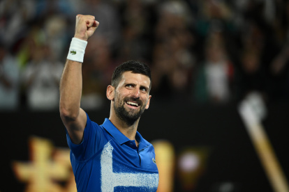 Melbourne (Australia), 22/01/2025.- Novak Djokovic of Serbia reacts during his Men"s Singles quarterfinal match against Carlos Alcaraz of Spain at the Australian Open tennis tournament in Melbourne, Australia, 22 January 2025. (Tenis, España) EFE/EPA/JOEL CARRETT AUSTRALIA AND NEW ZEALAND OUT