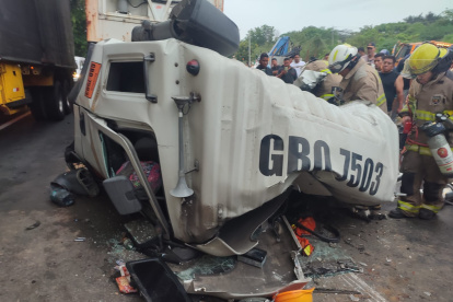 El accidente registrado involucró a dos vehículos pesados. Testigos hablan de un tercer vehículo liviano como causante del siniestro, pero la CTE aún no lo confirma, investiga el caso.