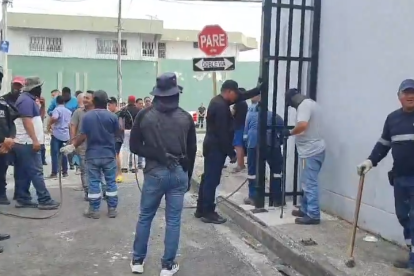 Personal del Municipio retiró las rejas en Los Almendros