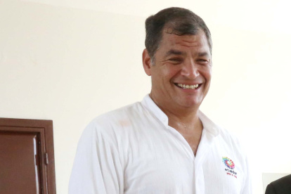 Rafael Correa reaccionó en redes sociales al video que captó su caída, durante una entrevista.