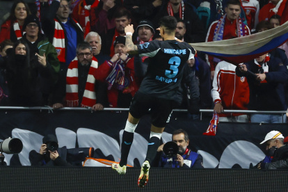 Piero Hincapié celebra su gol en Champions League.