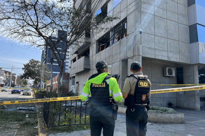 Integrantes de la policía custodian el lugar donde detono un explosivo frente a la sede de la Fiscalía este lunes, en la ciudad de Trujillo (Perú).