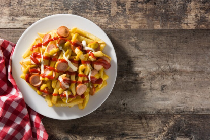 En la salchipapa no pueden faltar la salsa de tomate y mayonesa.