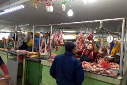 Comerciantes de carne afectados por el cierre del camal municipal.