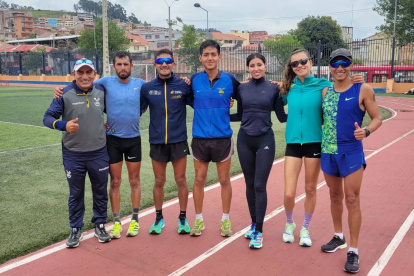Andrés Chocho (d) con el grupo de marchistas que tiene a su cargo entre los que se encuentra el campeón olímpico Daniel Pintado (tercero desde la izquierda).