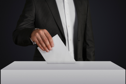 Ecuatorianos verifican su situación electoral de cara a las elecciones presidenciales y legislativas de 2025.