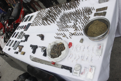 Un arsenal de armas y municiones fueron halladas.