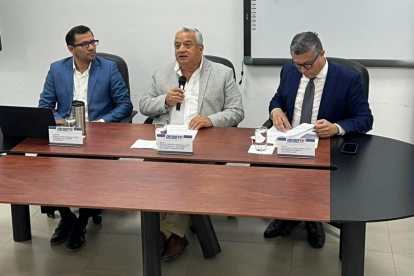 Marcos Zambrano, rector de la ULEAM, destacó la organización de un debate público.