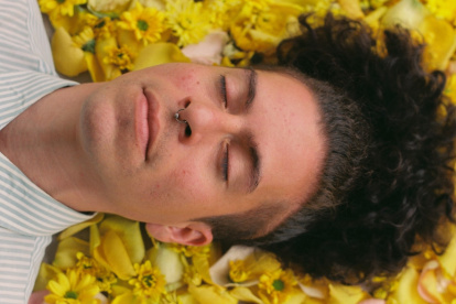 La música de Fabrikante es una celebración de la autenticidad. “He ido desde el reggaeton metal hasta el tribal ecuatoriano”, dice para resumir su largo recorrido sonoro.