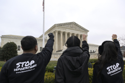 Activistas y jóvenes inmigrantes pidiendo un alto a las deportaciones de inmigrantes, durante una manifestación frente al Tribunal Supremo de Justicia, en Washington (EE.UU.).