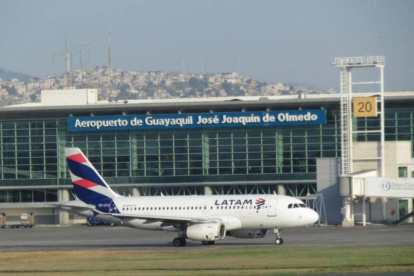 El aeropuerto de Guayaquil se ubica actualmente en la avenida de Las Américas, al norte de la urbe.