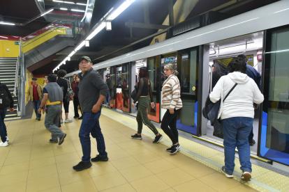 El bip o silbato indica el momento en que los trenes cerrarán puertas y se pondrán en movimiento en el Metro de Quito.