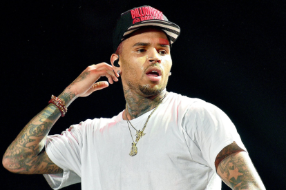 El cantante demanda a Warner Bros y Ample LLC