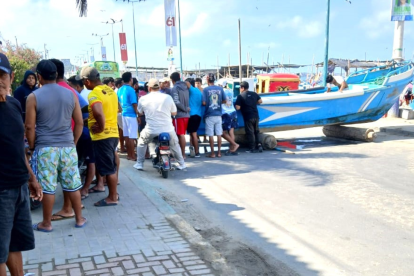 Pescadores de San Pedro bloquean la Ruta del Spondylus con una lancha en protesta por los constantes robos en el mar.