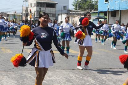 El desfile cívico y la parada militar fueron los momentos más destacados de la jornada matutina.