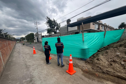 En el sitio se colocaron cintas de seguridad y parte de la obra está cercada.