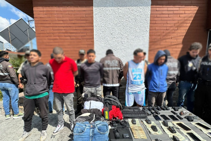 Se detuvo a seis personas. La Policía encontró tres armas de fuego, radios de intercomunicación y dinero en efectivo.