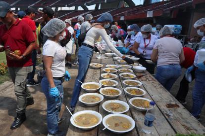 Personas preparan alimentos para desplazados por la violencia en el Catatumbo este martes, en Cúcuta (Colombia).