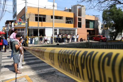 Personas observan una sede de la Fiscalía este martes, en Trujillo (Perú).