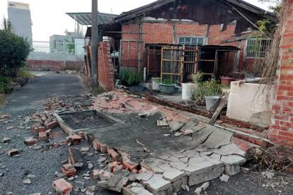 Chiayi. La pared de una casa colapsó tras el fuerte sismo.