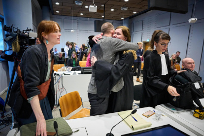 La Haya. El director Andy Palmen de Greenpeace festeja el dictamen.
