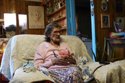 Violeta Berríos, pareja del ejecutado por personal militar en el año 1973, Mario Argüelles, durante una entrevista con EFE, en la ciudad de Calama (Chile).
